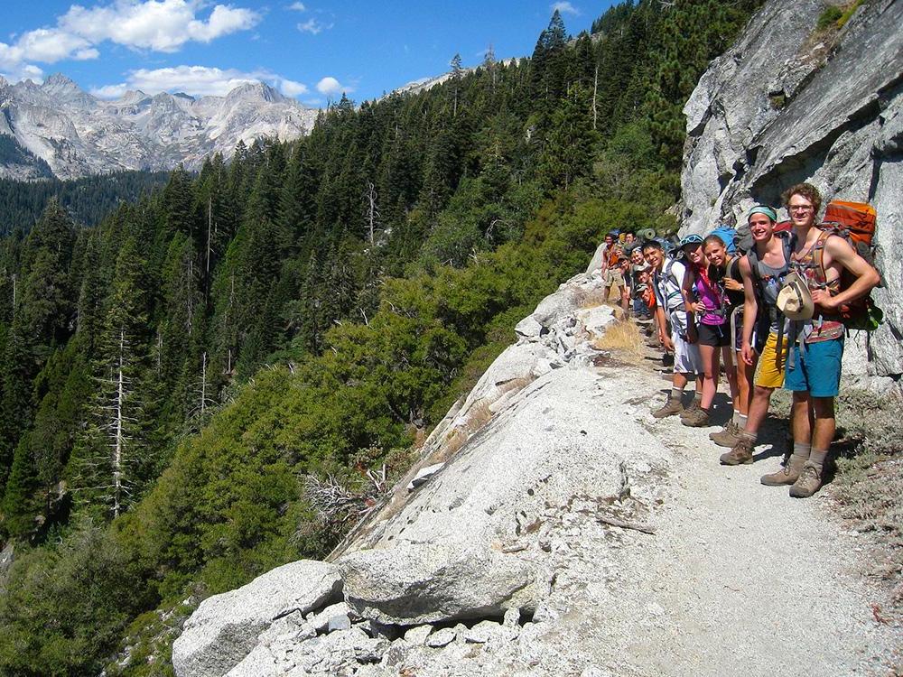 学生们在迎新活动中徒步旅行